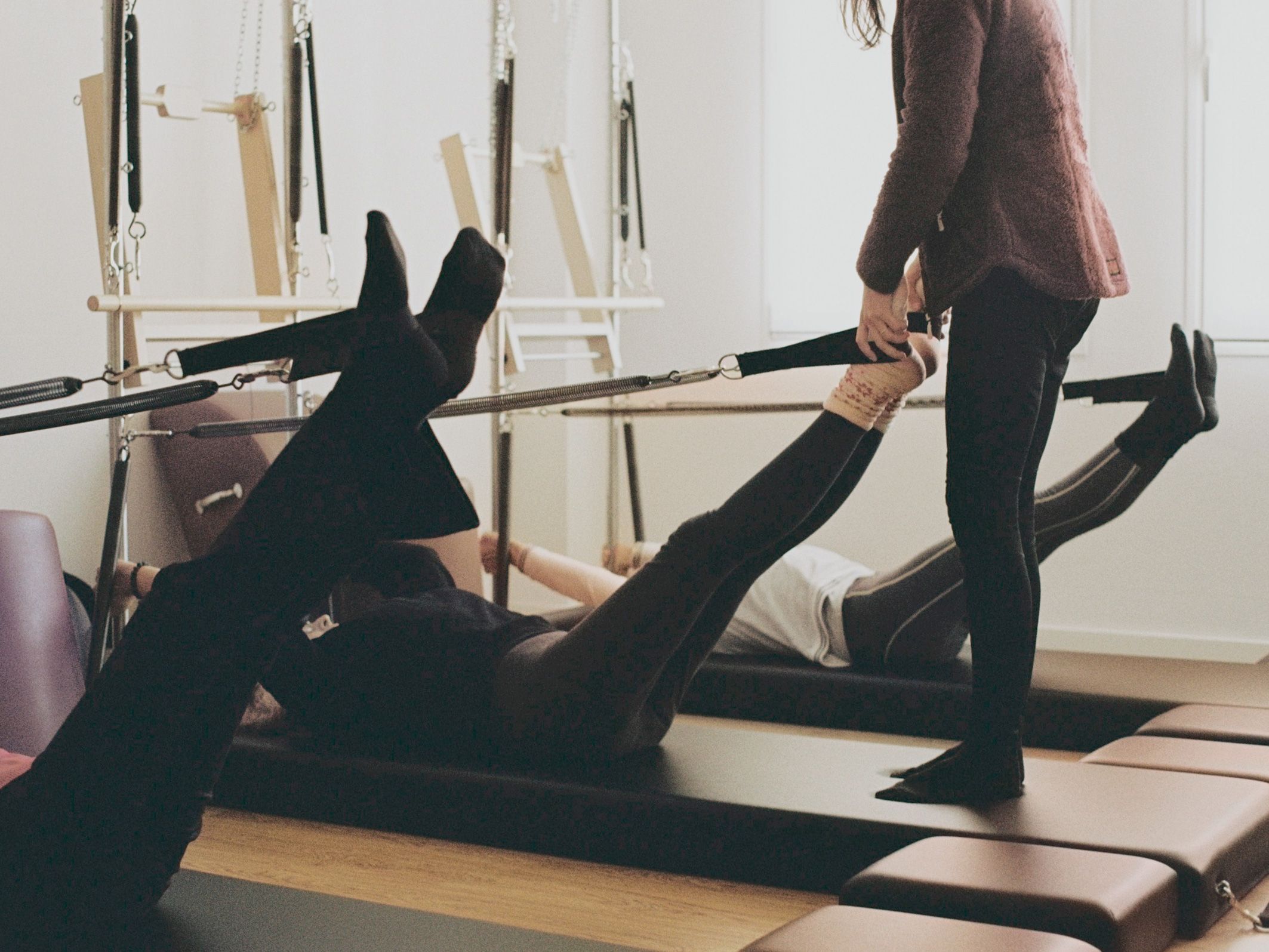 Clase grupal de Pilates con aparatos en estudio profesional de Molins de Rei